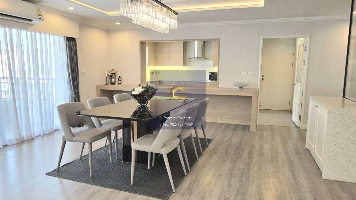 ์คอนโดมิเนียม 3 ห้องนอน ปรับปรุงตกแต่งใหม่ย่านสาทร ห้องนั่งเล่นกว้างขวาง เหมาะสำหรับครอบครัวใหญ่ 